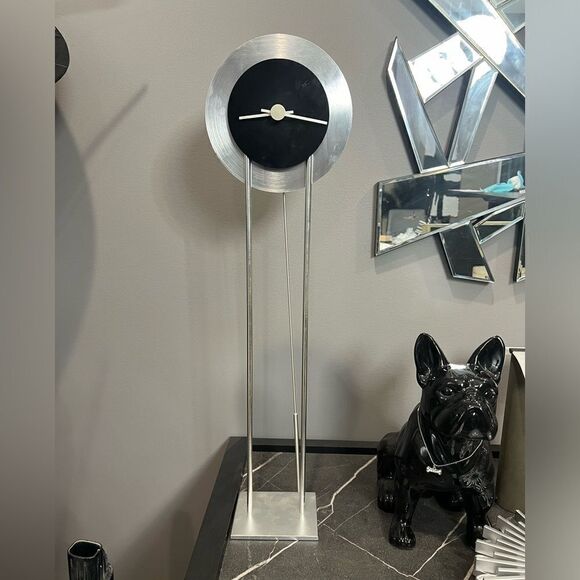 Cool looking table clock - Picture 1 of 8